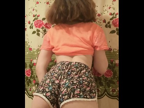 ❤️ 性感的年轻宝贝在镜头前脱下她的短裤 ❤ Porno vk