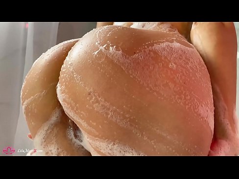 ❤️ 布鲁内特在淋浴时用振动器自慰阴部达到强烈的高潮 ❤ Porno vk