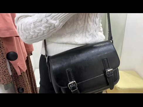 ❤️ 年轻婊子FeralBerry在试衣间用假阳具公开自慰 ❤ Porno vk