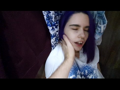 ❤️ 在衣柜里发现我的妹妹并帮助她射精 ❤ Porno vk